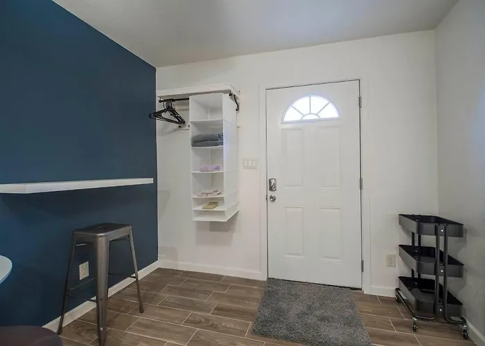 34b- Modern Heated Pool And Dog Park