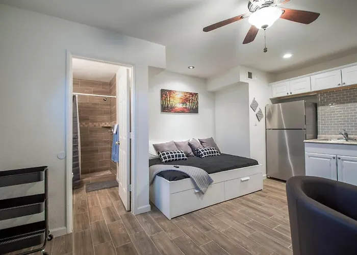 34b- Modern Heated Pool And Dog Park